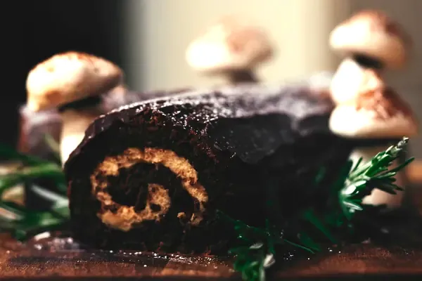 Bûche de Noël ar meringa sēnītēm